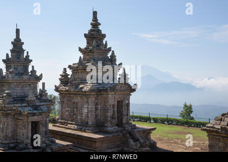 Il Candi Gedong Songo a sunrise. Un 9th-secolo tempio Buddista complesso su un vulcano vicino a Semarang, Java, Indonesia. Foto Stock