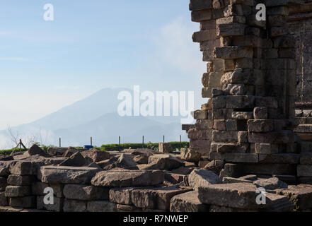 Il Candi Gedong Songo a sunrise. Un 9th-secolo tempio Buddista complesso su un vulcano vicino a Semarang, Java, Indonesia. Foto Stock