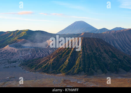 Il monte vulcano Bromo cratere erutta nella caldera, dietro il Gunung Batok, con Gunung Semeru in background, Java, Indonesia. Foto Stock