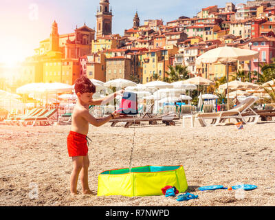 Giovane ragazzo giocando su una spiaggia in Costa Azzurra Foto Stock