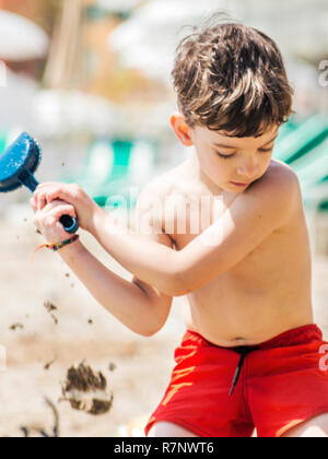 Giovane ragazzo giocando su una spiaggia in Costa Azzurra Foto Stock