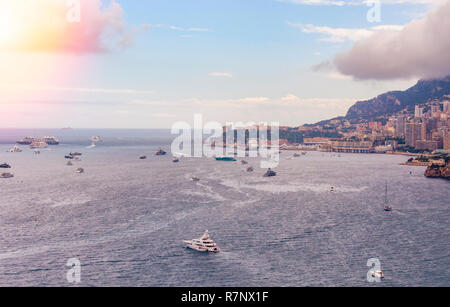 Seacoast davanti a Monaco in Costa Azzurra in estate Foto Stock