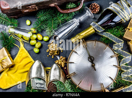 Latino-americano e spagnolo NUOVO ANNO TRADIZIONI. valigia vuota, cucchiaio di lenticchie, giallo interno vestiti, Anello oro in champagne, uve 12, denaro nella calzatura. Sfondo di natale Foto Stock