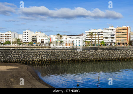 Arrecife, Spagna - 5 Novembre 2018: vista del lungomare Avenida La Marina con il Boardwalk Calle Punta de la Lagarta e un padiglione scolpito di t Foto Stock