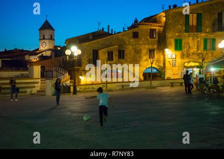 L'Italia, Toscana, Isola d'Elba, Capoliveri al crepuscolo Foto Stock