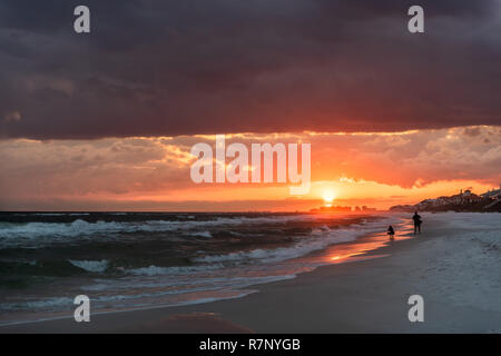 Rosso, giallo, arancione tramonto spettacolare a Santa Rosa Beach, Florida con costa costa in panhandle con ocean golfo del Messico onde, uragano storm Foto Stock