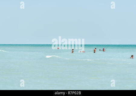 Sanibel Island, Stati Uniti d'America - 29 Aprile 2018: Bowman Beach, Florida con molte persone di nuoto in piedi sulla riva in acque turchesi sulla giornata di sole, pesca Foto Stock