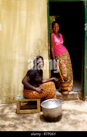 Il Senegal, la preparazione di thiep bou dien (riso con pesce) in un villaggio Peuhl Foto Stock