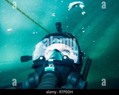 In Francia, in Isère (38), Belledonne, Chamrousse, Robert laghi, ritratto di un subacqueo al di sotto di 2 m di ghiaccio, seguendo la linea della vita - Dive Xtreme Foto Stock