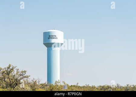 Bonita Springs serbatoio acqua segno isolato contro sky in Florida west coast, alberi, nessuno, paesaggio Foto Stock