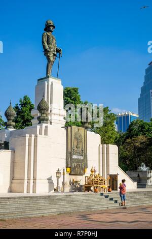 Thailandia, Bangkok, Pathum distretto Wan, Parco Lumphinee creato negli anni Venti dal Re Rama Vi nel cuore del principale quartiere degli affari, Re Rama Vi statua Foto Stock