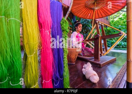 Thailandia, Bangkok, Pathum distretto Wan, Jim Thompson casa costruita negli anni Cinquanta da parte dell'imprenditore e avventuriero americano Jim Thompson, che aveva l'ambizione di ravvivare la seta Thailandese industria, è ora un museo, filatura della seta di dimostrazione Foto Stock