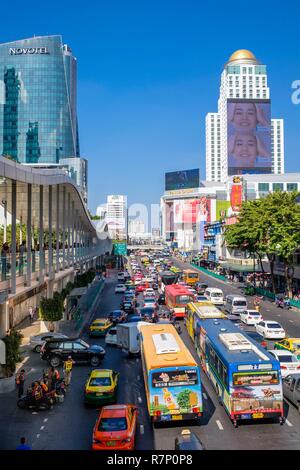 Thailandia, Bangkok, Pathum distretto Wan, il traffico su strada Ratchadamri, casa di una grande concentrazione di condomini di lusso e alberghi Foto Stock