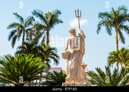 Napoli, Stati Uniti d'America - 30 Aprile 2018: Bayfront comunità residenziali e il centro commerciale con la statua di Nettuno, scultura fontana, palme, cielo blu Foto Stock