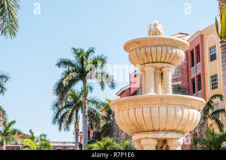 Comunità residenziale o il centro commerciale con fontana di acqua scende, palme, cielo blu in Spagna o in Florida Foto Stock