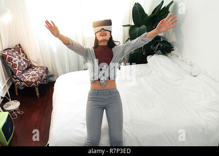 La giovane donna giocando in ambienti interni Foto Stock