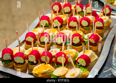 Snack freddi sulla tavola a buffet, tartine al banchetto Foto Stock