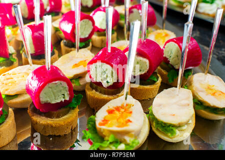 Snack freddi sulla tavola a buffet, tartine al banchetto Foto Stock