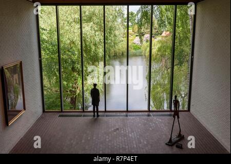 Danimarca, Seeland, Humlebaek, Il Museo Louisiana di Arte Moderna progettato dagli architetti Jørgen Bo e Wilhlem Wohlert e inaugurato nel 1959, la statua di Alberto Giacometti Foto Stock