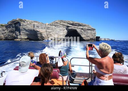 Francia, Corse du Sud, Bonifacio, la grotta soprannominato il cappello di Napoleone e il timone della Corsica vista dal mare Foto Stock