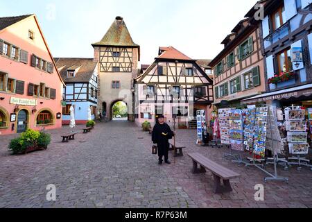 Francia, Haut Rhin, Alsazia strada del vino, Turckheim, luogo Turenne, il guardiano notturno di fronte alla Francia di Gate (Porte de France) Foto Stock