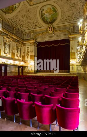 L'Italia, Campania, Napoli, centro storico elencati come patrimonio mondiale dall' UNESCO, Piazza del Plebiscito, Palazzo Reale, Palazzo Reale progettato dall architetto Domenico Fontana Foto Stock