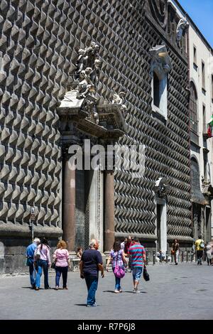 L'Italia, Campania, Napoli, centro storico elencati come patrimonio mondiale dall' UNESCO, facciata barocca della chiesa di Gesu Nuovo Foto Stock