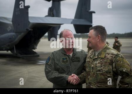 Il Mag. Gen. Eugene Haase, sinistra, vice comandante della Air Force Special Operations Command, è accolto da Lt. Gen. Brad Webb, comandante di AFSOC, dopo Haase di volo finale prima del suo ritiro al campo Hurlburt Fla., Marzo 24, 2017. Haase ha registrato più di 3.500 ore di volo nella sua carriera ed è servita come AFSOC vice comandante per il passato 30 mesi prima del suo ritiro cerimonia, Aprile 10. Foto Stock