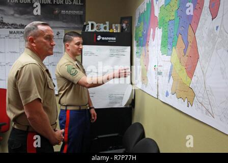 Gunnery Sgt. Christopher Gonzales, il personale non incaricato ufficiale responsabile del Marine Corps il reclutamento di sottostazione arancione, a sinistra mostra il brigadiere gen. William M. Viaggio, comandante generale per il reclutamento occidentale Regione, Marine Corps reclutare deposito a San Diego, a destra la sua area di operazioni di assunzione durante una visita di comando, 29 marzo 2017. Stazione di reclutamento Orange è uno degli otto reclutamento regionale stazioni situate in Stati Uniti occidentali, per includere l'Alaska e le isole del Pacifico. Foto Stock