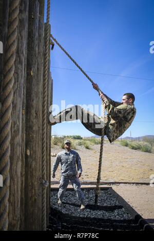 La riserva di esercito di Spc. Joshua Anderson, un information technology specialist, assegnato al segnale 335a comando (teatro), utilizza una corda per arrampicarsi su una parete in legno ostacolo alla corsa a ostacoli sfida a Fort Huachuca, Arizona, marzo 28. Anderson e sette altri soldati sono in competizione nel comando's 2017 guerriero migliore concorrenza, nella speranza di rappresentare la loro unità presso l'U.S. La riserva di esercito del comando 2017 miglior guerriero concorrenza entro la fine di quest'anno. Foto Stock