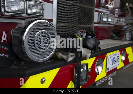 SASEBO, Giappone (Mar. 29, 2017) Membri del Comandante delle Forze Navali Japan Fire ed ai servizi di emergenza di svolgere il loro quotidiano del mattino apparecchiatura antincendio check out il comandante di bordo U.S le attività della flotta Sasebo Marzo 29, 2017. Questo esercizio quotidiano è condotta per assicurare la disponibilità operativa. Foto Stock