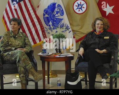 Brig. Gen. Deborah Kotulich e la Sig.ra Rebecca Harris fornire personale insight al pubblico durante un Apri sessione di domande e risposte. Foto Stock