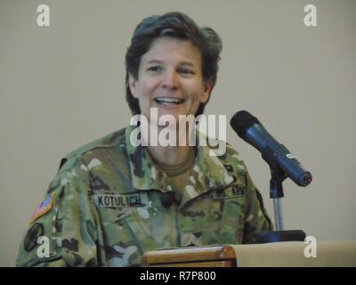 Keynote speaker Brig. Gen. Deborah Kotulich, Comandante della 143parla del CES per il personale dell'316MSE per la parità di opportunità rispetto in onore di donna mese storia il 23 marzo 2017 in Coraopolis, Pa. Foto Stock