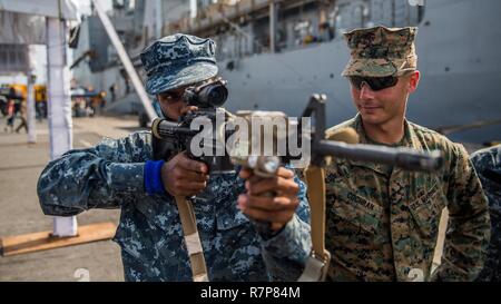 COLOMBO, Sri Lanka (28 marzo 2017) UN U.S. Marine con l'undicesimo Marine Expeditionary Unit (MEU), osserva un dello Sri Lanka Marine dimostrare la corretta manipolazione del M4 service fucile armi durante il processo di familiarizzazione delle competenze presso il porto di Colombo come parte di un teatro la cooperazione in materia di sicurezza innesto, Marzo 28. La consente di impegno per gli Stati Uniti e le forze armate cingalesi di rafforzare i partenariati basati su interessi comuni in materia di sicurezza marittima, la fornitura di assistenza umanitaria e di soccorso in caso di catastrofe la preparazione e la sicurezza e la stabilità nella regione. Foto Stock