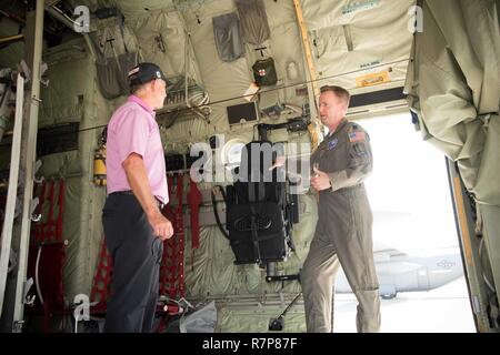 Lt. Col. Sean Croce, 53rd Meteo squadrone di ricognizione pilota, spiega il suo squadrone della missione e le capacità professionali per i golfisti' Association golfista Mike Goodes 29 Marzo a Keesler Air Force Base, Mississippi. Foto Stock