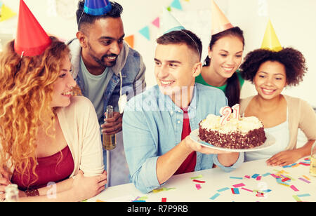 Il messaggio di saluto del team un collega in ufficio festa di compleanno Foto Stock