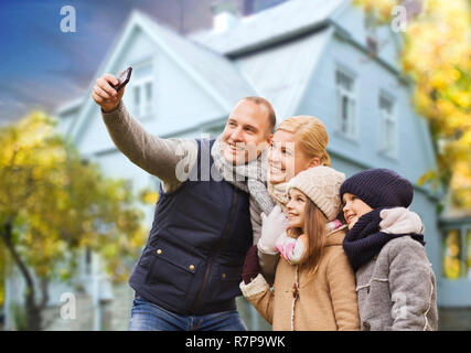 Famiglia prende autunno selfie dal cellulare su house Foto Stock