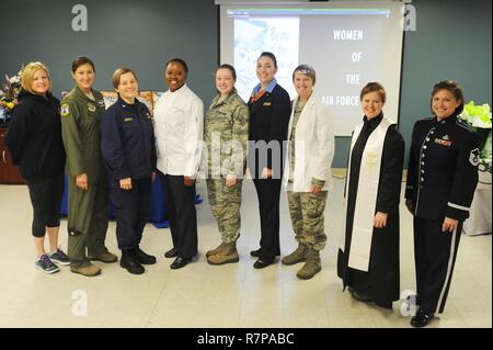 Un gruppo di Team Scott donne vetrina diverse uniformi indossato intorno alla base durante una donna fiera di resilienza 23 marzo alla Scott Air Force Base. La fiera ha messo insieme rappresentanti intorno alla base e nella comunità insieme per risolvere i problemi delle donne faccia, fornendo loro informazioni su come queste organizzazioni aiutarli a risolverli. (Da L-R) Heather Braundmeier, 375 Medical Group, il Mag. Angela Vesce, 54th Airlift Squadron, la Cmdr Julie Chodack, Aria Mobilità il comando chirurgo generale, Tech. Sgt. Jeterria Thompson, 54th Airlift Squadron, Airman 1. Classe Jacquelyn Lavigne, 375 m Foto Stock