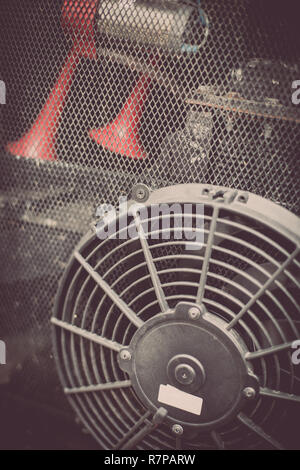 Chiudere l immagine della ventola di raffreddamento del motore di un autobus. Foto Stock