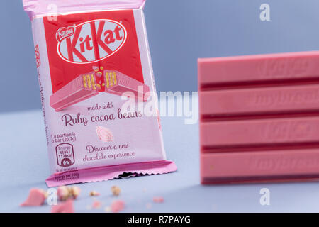 Varsavia, Polonia - 20 Ottobre 2018: KitKat Ruby Le fave di cacao, Nestlé. 4 dito Ruby barra di cioccolato. Foto Stock
