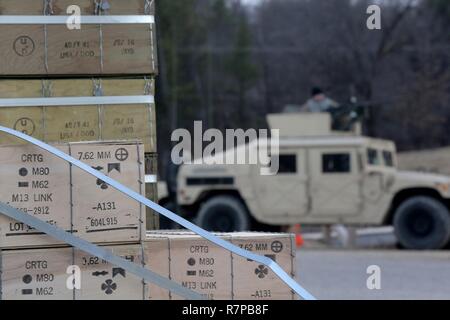 Scatole di 7.62mm munizioni sedersi su pallet, precedendo di utilizzare su di un equipaggio del veicolo night live-fire gunnery gamma di qualifica durante il funzionamento freddo Acciaio esercizio condotta a Fort McCoy, Wisconsin, Marzo 20, 2017. Funzionamento a freddo è di acciaio negli Stati Uniti Esercito della riserva prima grande live-formazione antincendio equipaggio e servito la qualifica di armi ed esercizio di convalida. Freddo acciaio svolge un ruolo fondamentale nel garantire che l'America dell'esercito di unità di riserva e soldati sono addestrati e pronto per la distribuzione con breve preavviso e portare la lotta contro-ready e letale di armi da fuoco a sostegno dell'esercito totale e la forza congiunta di qualsiasi partner Foto Stock