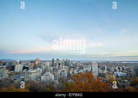 Lo skyline di Montreal, con gli edifici iconici di Downtown e il CBD e grattacieli aziendali adottate dal Mont Royal Hill. Montreal è la città principale Foto Stock