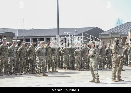 Il cap. Amanda Fonk, commander per 227th Quartermaster Company, 129contro il supporto del battaglione di supporto, 101st Airborne Division (Air Assault) Supporto brigata, 101st Abn. Div., parla ai suoi soldati e le loro famiglie, 20 marzo 2017, prima di partire per un periodo di nove mesi di distribuzione per esercito degli Stati Uniti in Europa a sostegno del funzionamento Atlantic risolvere. Foto Stock