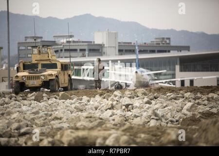 Stati Uniti Marine Corps Marine Wing Support Squadron (MWSS) 171 condotta esercizio Tanuki ira sulle Marine Corps Air Station Iwakuni, Giappone, Marzo 22, 2017. MWSS-171 condotta l'esercizio per aiutare il treno Marines per impostare la protezione attorno ad un aereo abbattuto e le modalità di controllo di una sommossa. Foto Stock