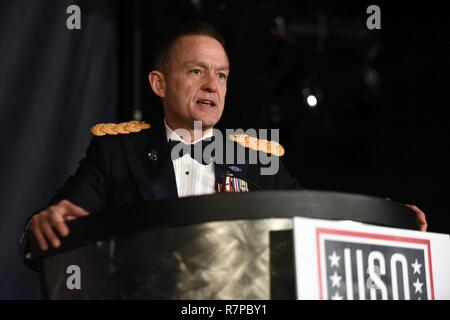 Esercito gen. Daniel Allyn, vice capo di stato maggiore dell esercito, affronta l'uso del Metropolita Washington-Baltimore's 35th Annual Awards Cena, Arlington, Virginia, Marzo 21, 2017. Senior arruolato i consulenti e i loro coniugi sono stati premiati per i loro contributi per il nostro paese e i nostri militari. Il riconoscimento è stato inoltre destinato ad onorare tutti i senior consulenti arruolato che serve di tutto il mondo e i loro coniugi. Foto Stock