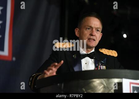 Esercito gen. Daniel Allyn, vice capo di stato maggiore dell esercito, affronta l'uso del Metropolita Washington-Baltimore's 35th Annual Awards Cena, Arlington, Virginia, Marzo 21, 2017. Senior arruolato i consulenti e i loro coniugi sono stati premiati per i loro contributi per il nostro paese e i nostri militari. Il riconoscimento è stato inoltre destinato ad onorare tutti i senior consulenti arruolato che serve di tutto il mondo e i loro coniugi. Foto Stock