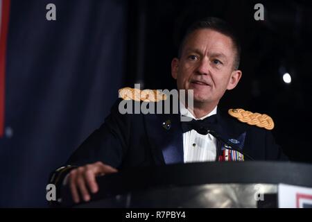 Esercito gen. Daniel Allyn, vice capo di stato maggiore dell esercito, affronta l'uso del Metropolita Washington-Baltimore's 35th Annual Awards Cena, Arlington, Virginia, Marzo 21, 2017. Senior arruolato i consulenti e i loro coniugi sono stati premiati per i loro contributi per il nostro paese e i nostri militari. Il riconoscimento è stato inoltre destinato ad onorare tutti i senior consulenti arruolato che serve di tutto il mondo e i loro coniugi. Foto Stock