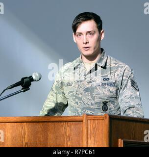 Stati Uniti Air Force Staff Sgt. Jason Soliz, centesimo delle forze di sicurezza militari squadrone cane da lavoro gestore, ottiene emotivo come egli condivide le storie del suo ex K-9 partner, MWD Gandi, alla cerimonia di commemorazione per Gandi e MWD Luc Marzo 21, 2017, sulla RAF Mildenhall, Inghilterra. Luc in pensione nel dicembre 2016 ed è stata adottata da una famiglia entro il centesimo SFS; Gandi era ancora in servizio attivo il servizio. Entrambi i cani hanno sofferto dalla malattia prima del loro passato recentemente via. Foto Stock