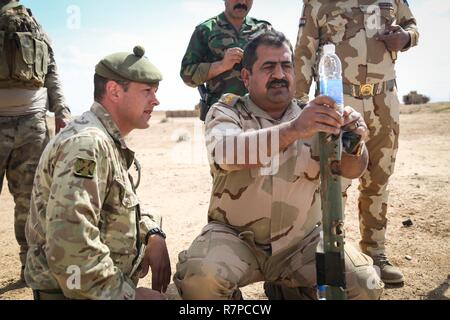 Una delle forze di sicurezza irachene il colonnello imposta un bersaglio durante la formazione da cecchino di Al Asad Air Base, Iraq, Marzo 21, 2017. Questa formazione fa parte del complesso di Combined Joint Task Force - Funzionamento inerenti risolvere la costruzione di capacità del partner la missione di formazione e migliorare la capacità di partnership forze che lottano ISIS. CJTF - funzione OIR è la coalizione globale per sconfiggere ISIS in Iraq e la Siria. Foto Stock