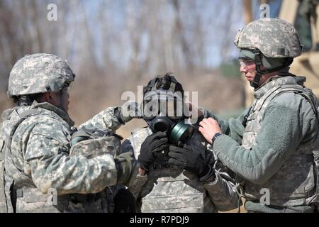 La riserva di esercito Sgt. Crystal Melendez, centro 822nd Polizia Militare Company, 327Polizia Militare battaglione, duecentesimo della Polizia Militare comando, Arlington Heights, Illinois, albe lei M40 maschera protettiva prima di muoversi su di uno sbozzato incendio campo ad impegnare bersagli fissi mentre indossa la maschera di protezione durante il funzionamento freddo Acciaio esercizio condotta a Fort McCoy, Wisconsin, Marzo 22, 2017. Funzionamento a freddo è di acciaio negli Stati Uniti Esercito della riserva prima grande live-formazione antincendio equipaggio e servito la qualifica di armi ed esercizio di convalida che si svolgerà dal 9 Marzo al 25 aprile 2017. Acciaio a freddo Foto Stock